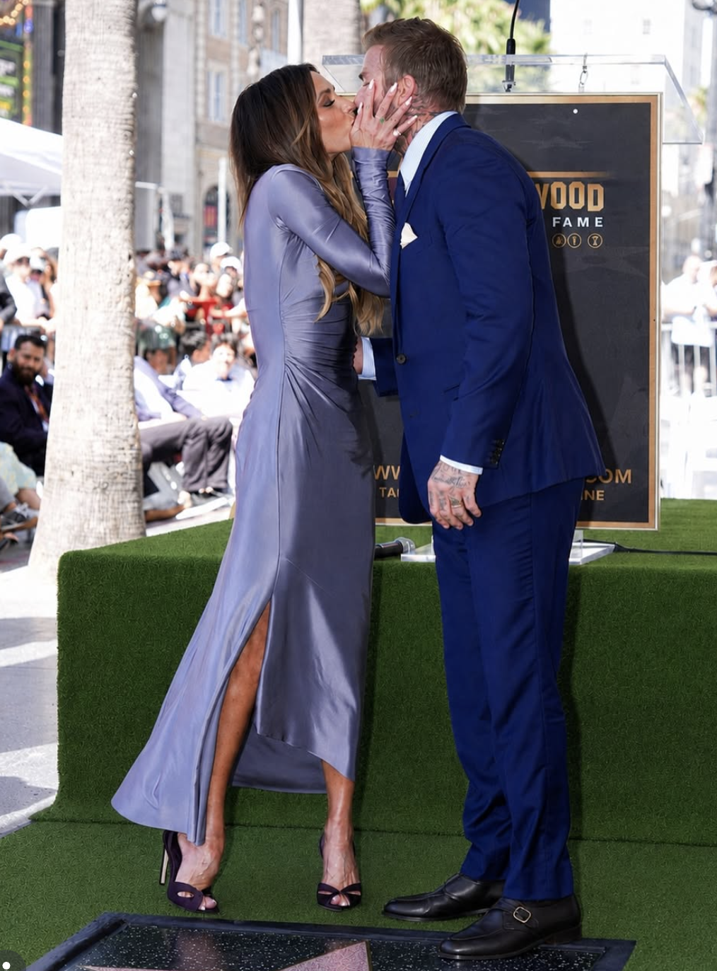 Victoria hôn David Beckham ngọt ngào trên Đại lộ Danh vọng Hollywood- Ảnh 1. Victoria hôn David Beckham ngọt ngào trên Đại lộ Danh vọng Hollywood- Ảnh 1.