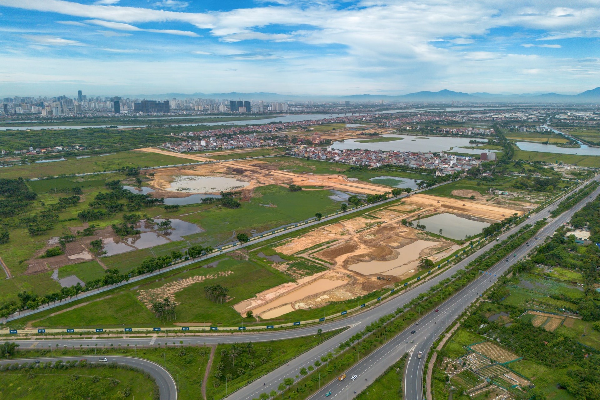Gần một năm sau ng&agrave;y khởi c&ocirc;ng, th&agrave;nh phố Th&ocirc;ng minh trị gi&aacute; 4,2 tỷ USD, rộng gần gấp 3 lần phố cổ H&agrave; Nội, c&oacute; t&ograve;a th&aacute;p cao nhất Việt Nam giờ ra sao ?- Ảnh 2.