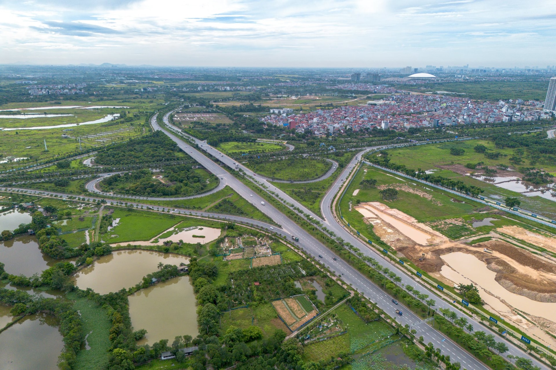 Gần một năm sau ng&agrave;y khởi c&ocirc;ng, th&agrave;nh phố Th&ocirc;ng minh trị gi&aacute; 4,2 tỷ USD, rộng gần gấp 3 lần phố cổ H&agrave; Nội, c&oacute; t&ograve;a th&aacute;p cao nhất Việt Nam giờ ra sao ?- Ảnh 4.