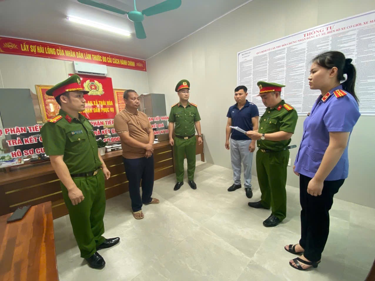 Quyết định khởi tố gi&aacute;m đốc c&ocirc;ng ty gỗ Nguyễn Đ&igrave;nh Ph&uacute;- Ảnh 1.