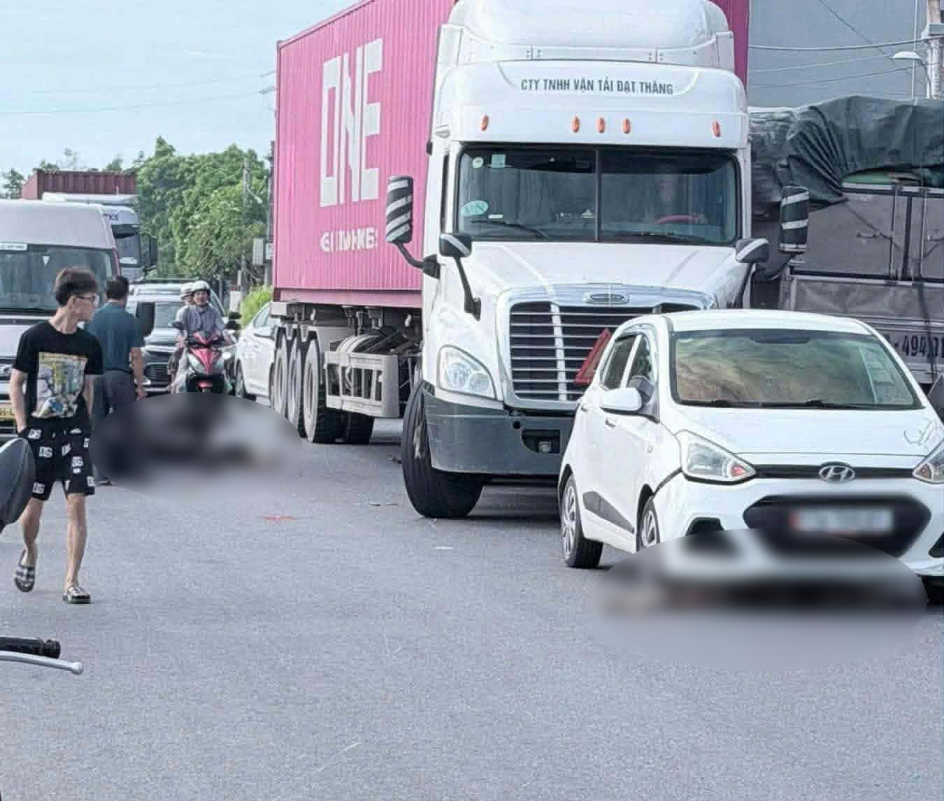 Camera 1 ph&uacute;t trước bi kịch khiến đ&ocirc;i nam nữ đi xe m&aacute;y tử vong ở Hưng Y&ecirc;n - Ảnh 2.