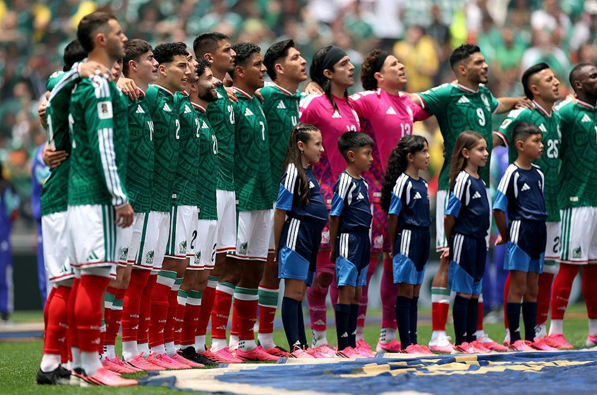 Đằng sau cơn sốt gi&agrave;y hồng World Cup 2026: "B&agrave;n tay đạo diễn" v&agrave; toan t&iacute;nh thương mại ngh&igrave;n tỷ của những g&atilde; khổng lồ thể thao- Ảnh 2.