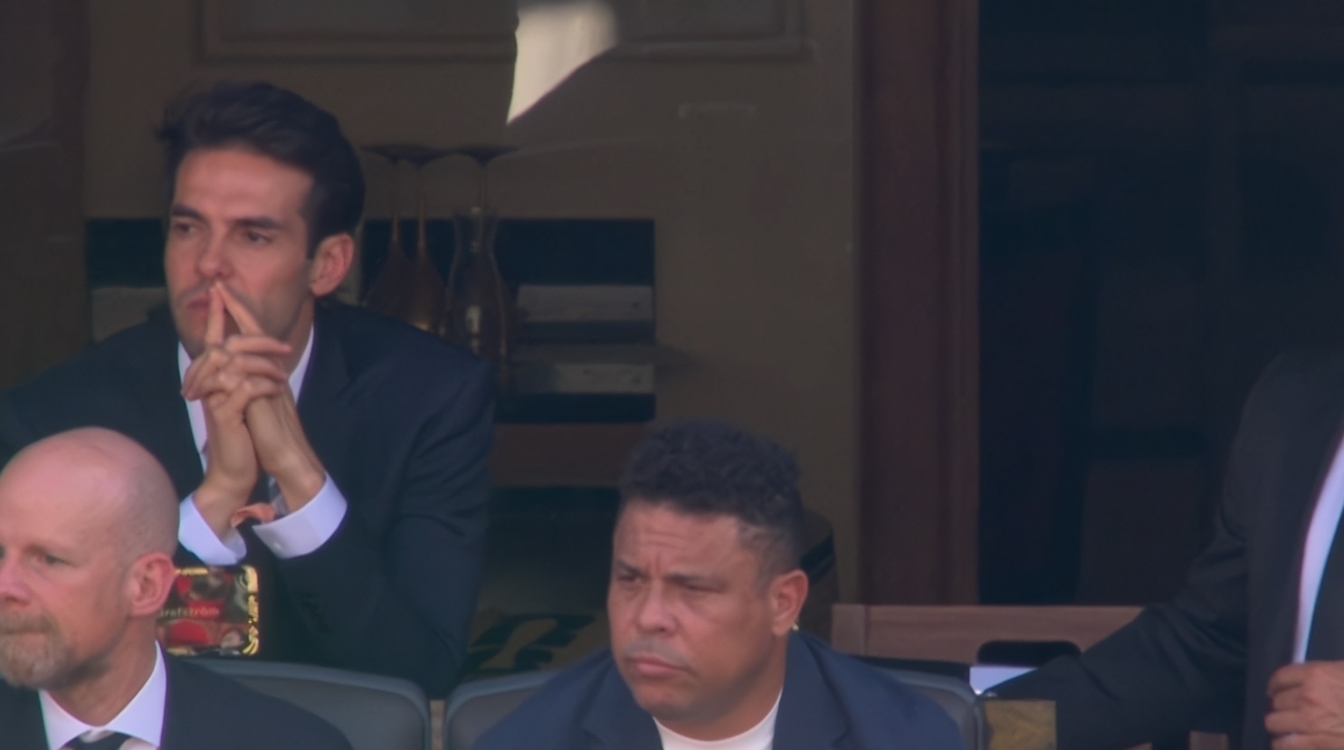 Vũ trụ siêu sao và huyền thoại trứ danh hội tụ cổ vũ Brazil: Ronaldo "Béo" lo sốt vó bên cạnh "thiên thần" Kaka- Ảnh 2. Vũ trụ siêu sao và huyền thoại trứ danh hội tụ cổ vũ Brazil: Ronaldo "Béo" lo sốt vó bên cạnh "thiên thần" Kaka- Ảnh 2.