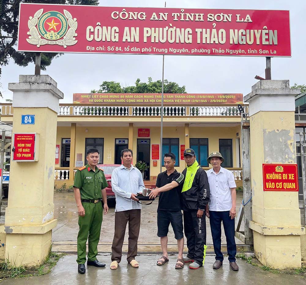 Mở chiếc t&uacute;i khả nghi b&ecirc;n đường, người đ&agrave;n &ocirc;ng sững sờ trước số tiền b&ecirc;n trong- Ảnh 1.