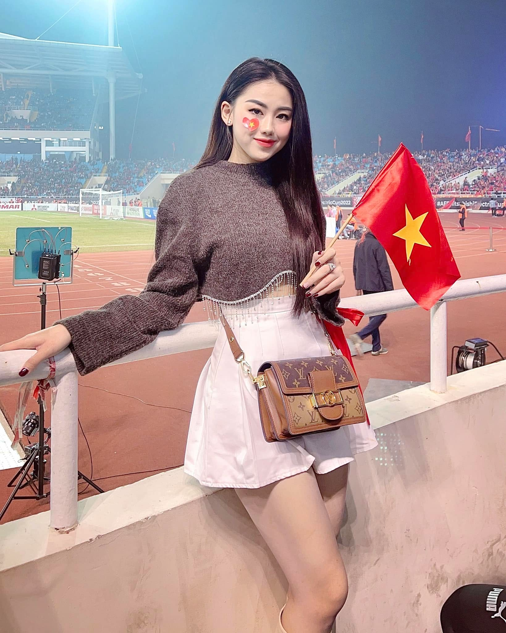 C&ocirc; g&aacute;i Hải Ph&ograve;ng từng l&agrave; mỹ nh&acirc;n N&oacute;ng C&ugrave;ng FIFA World Cup 8 năm trước, cuộc sống hiện tại g&acirc;y bất ngờ - Ảnh 5.