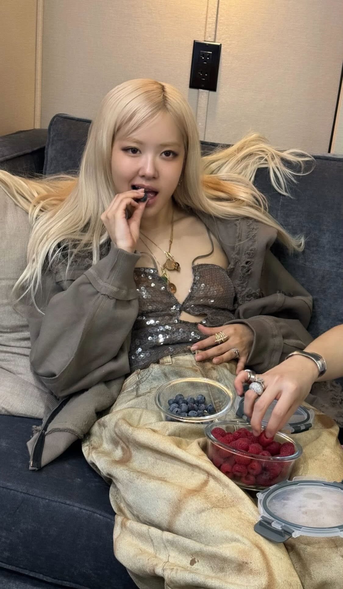 Chiếc quần "thần th&aacute;nh" của Việt Nam đến tay Jung Kook 1 năm sau khi Ros&eacute; "khơi m&agrave;o"- Ảnh 8.
