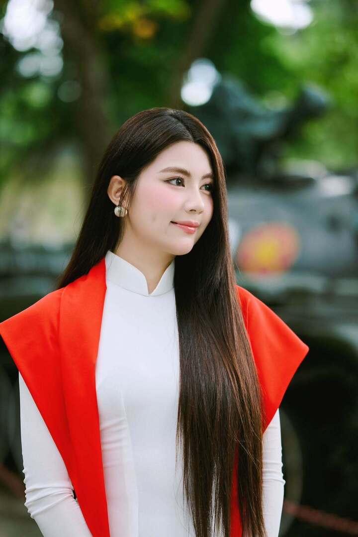 Con g&aacute;i &uacute;t Quyền Linh tuổi 18: Xinh như hoa hậu, th&agrave;nh t&iacute;ch học tập ấn tượng- Ảnh 4.
