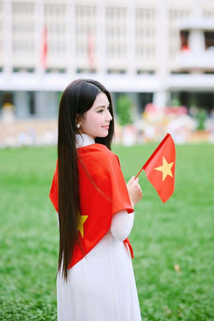 Con g&aacute;i &uacute;t Quyền Linh tuổi 18: Xinh như hoa hậu, th&agrave;nh t&iacute;ch học tập ấn tượng- Ảnh 12.