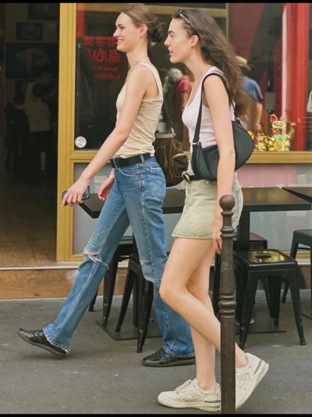 Quiet luxury m&ugrave;a h&egrave;: V&igrave; sao phụ nữ Ph&aacute;p lu&ocirc;n d&agrave;nh chỗ cho &aacute;o tank top trong tủ đồ?- Ảnh 1.