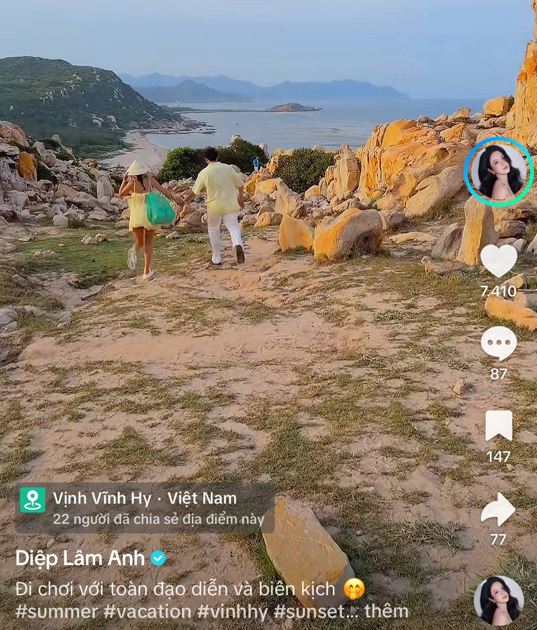 Chị đẹp Vbiz v&agrave; t&igrave;nh trẻ đăng clip du lịch ri&ecirc;ng tư, cử chỉ th&acirc;n mật g&acirc;y n&oacute;ng mắt- Ảnh 1.