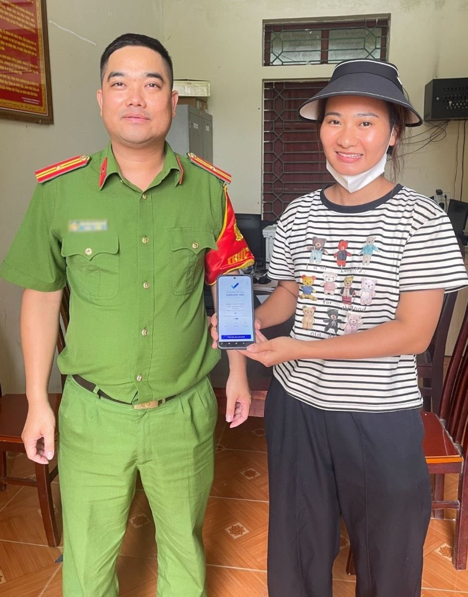 C&ocirc;ng an c&aacute;c tỉnh x&aacute;c minh loạt giao dịch chuyển khoản từ 5 triệu, 39 triệu đến 300 triệu,... của nhiều người d&acirc;n- Ảnh 1.