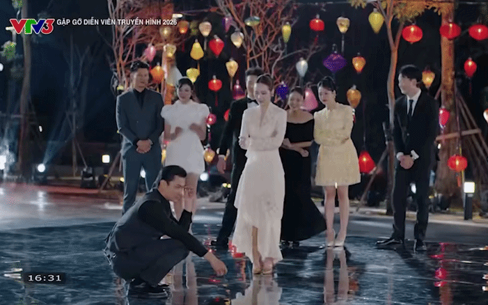Xuất hiện tổng t&agrave;i đi gi&agrave;y độn khiến d&acirc;n t&igrave;nh ch&ecirc; tơi tả, đứng cạnh nữ ch&iacute;nh m&agrave; như b&eacute; trai tập l&agrave;m người lớn- Ảnh 2.