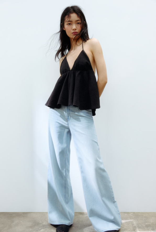 Quần jeans ống rộng vẫn l&agrave; &ldquo;vua&rdquo; của tủ đồ năm 2026: 8 c&ocirc;ng thức phối đồ gi&uacute;p bạn mặc đẹp, che khuyết điểm v&agrave; tr&ocirc;ng sang hơn - Ảnh 10.