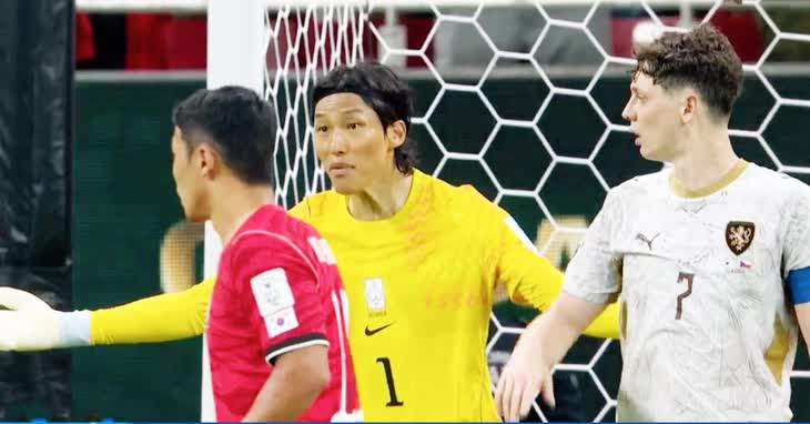 Thủ m&ocirc;n H&agrave;n Quốc đang đ&aacute; World Cup th&igrave; vợ sinh em b&eacute;: N&agrave;ng WAG nhắn gửi một c&acirc;u đầy x&uacute;c động- Ảnh 2.