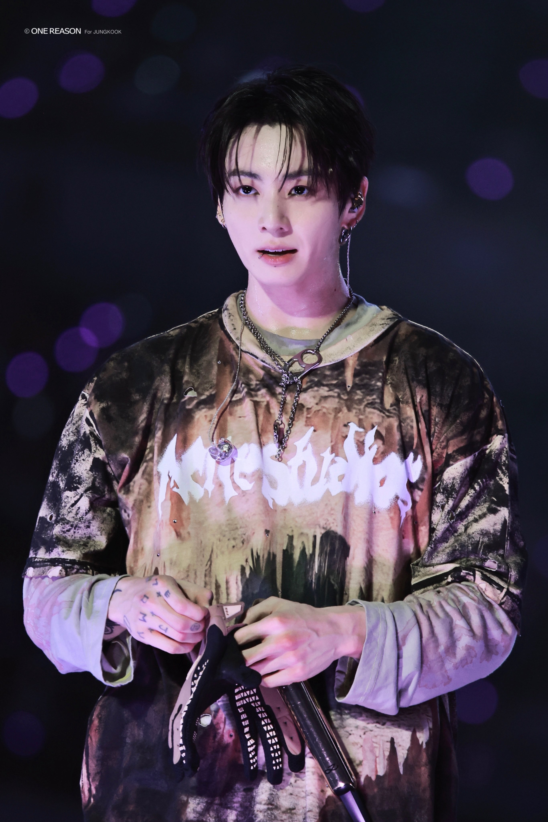 Chiếc quần "thần th&aacute;nh" của Việt Nam đến tay Jung Kook 1 năm sau khi Ros&eacute; "khơi m&agrave;o"- Ảnh 4.