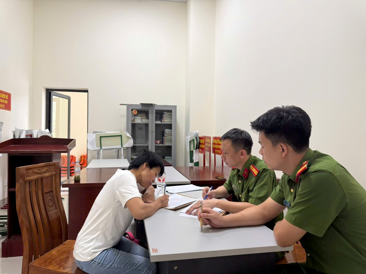 Bắt giữ th&agrave;nh c&ocirc;ng Nguyễn Thị Hoa SN 1980- Ảnh 1.