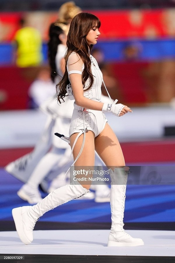 Lisa lộ dấu vết "dao k&eacute;o" ngay tại lễ khai mạc World Cup?- Ảnh 7.