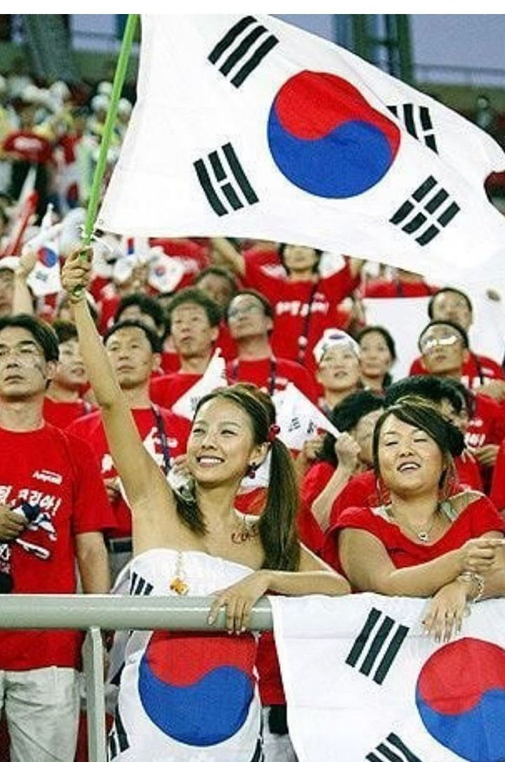 Ảnh Lee Hyori cổ vũ đội tuyển H&agrave;n Quốc hot trở lại: Đ&uacute;ng l&agrave; "nữ ho&agrave;ng gợi cảm" của showbiz!- Ảnh 1.