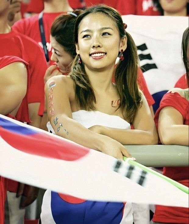 Ảnh Lee Hyori cổ vũ đội tuyển H&agrave;n Quốc hot trở lại: Đ&uacute;ng l&agrave; "nữ ho&agrave;ng gợi cảm" của showbiz!- Ảnh 4.