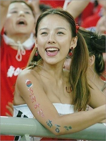 Ảnh Lee Hyori cổ vũ đội tuyển H&agrave;n Quốc hot trở lại: Đ&uacute;ng l&agrave; "nữ ho&agrave;ng gợi cảm" của showbiz!- Ảnh 5.