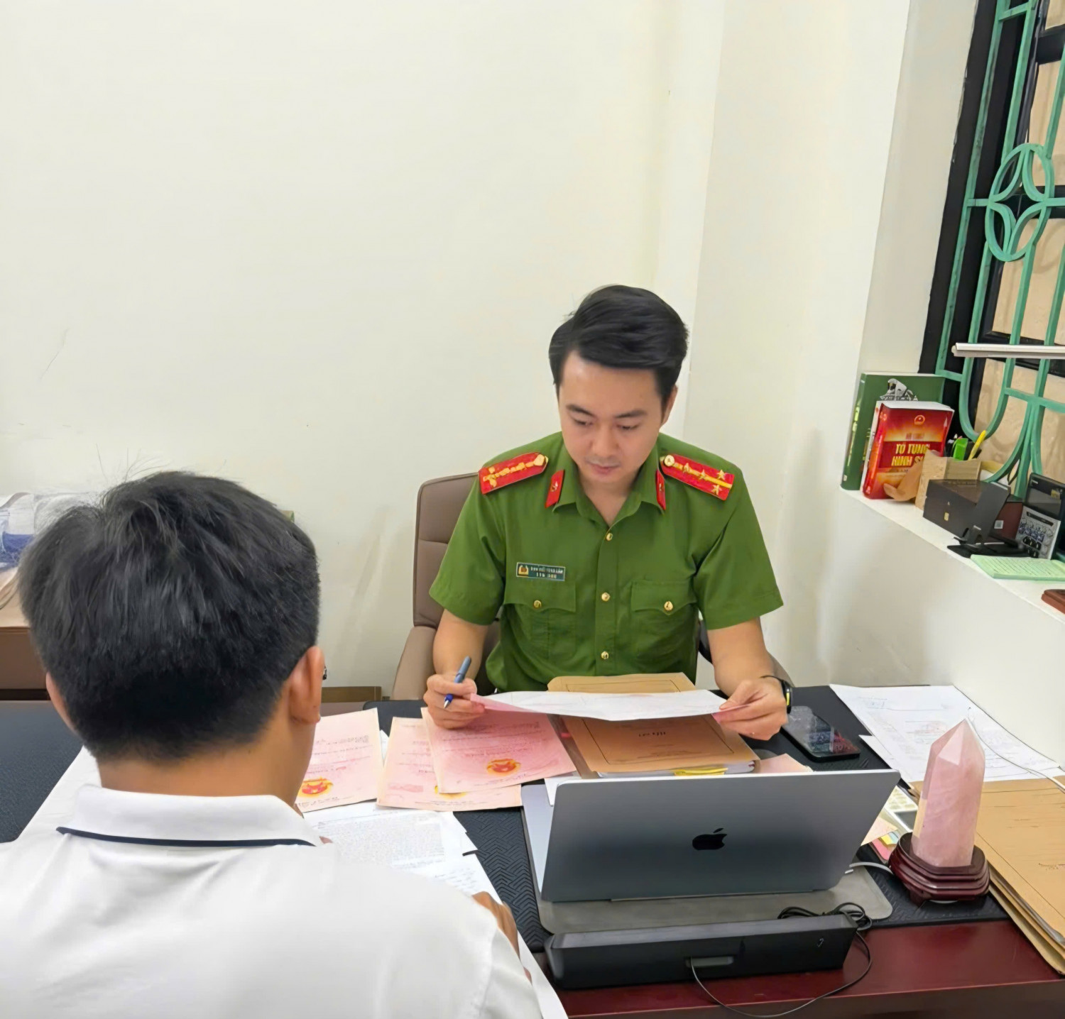 C&ocirc;ng an cảnh b&aacute;o chi&ecirc;u lừa li&ecirc;n quan đến sổ đỏ: C&oacute; người bị chiếm đoạt tới 4,9 tỷ đồng- Ảnh 1.