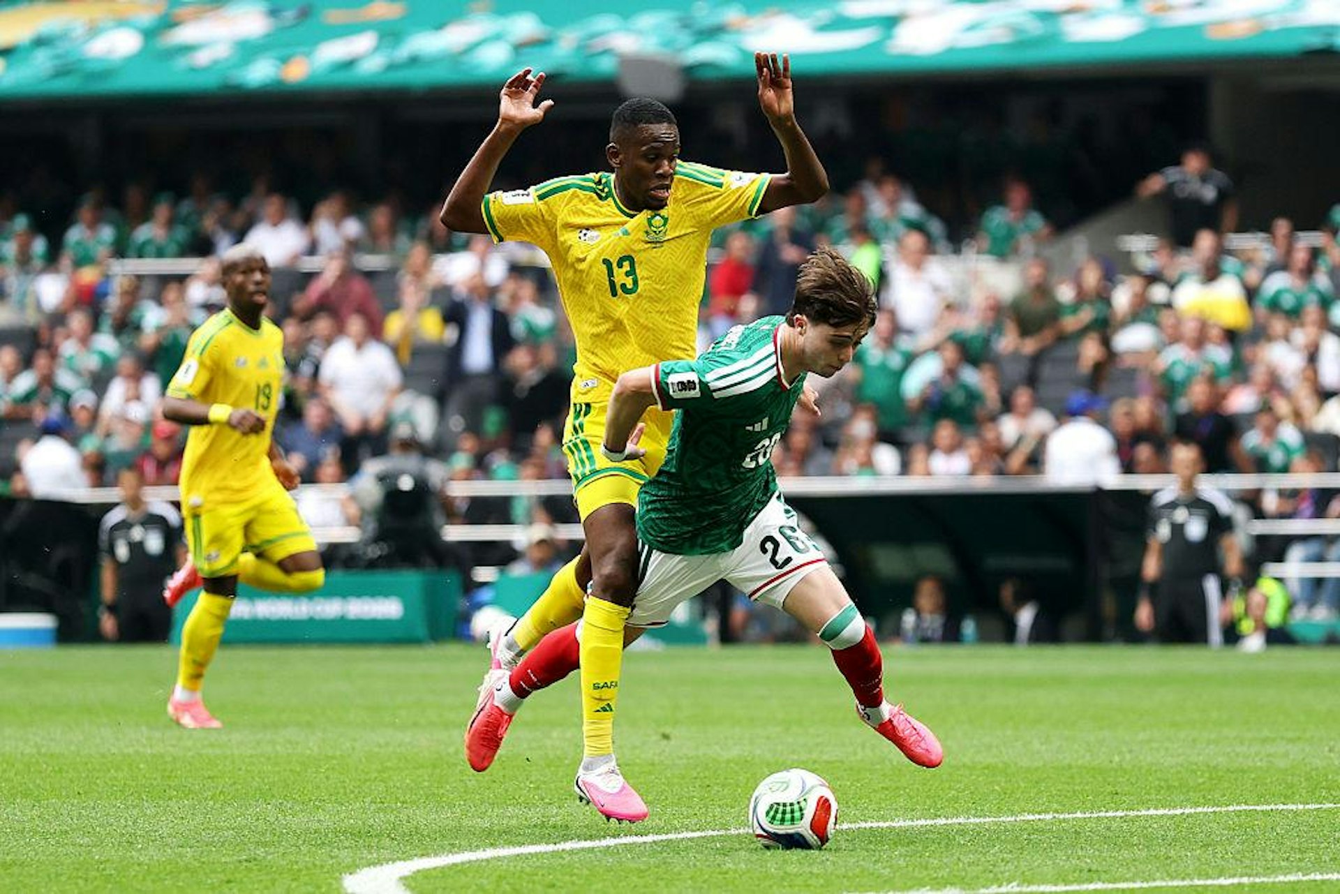 Đằng sau cơn sốt gi&agrave;y hồng World Cup 2026: "B&agrave;n tay đạo diễn" v&agrave; toan t&iacute;nh thương mại ngh&igrave;n tỷ của những g&atilde; khổng lồ thể thao- Ảnh 3.