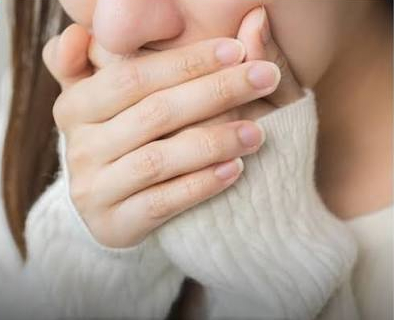 Người phụ nữ 54 tuổi thức dậy với đ&ocirc;i m&ocirc;i sưng phồng sau bữa ăn khuya: B&aacute;c sĩ n&oacute;i nhiều người Việt đang l&agrave;m điều tương tự - Ảnh 3.