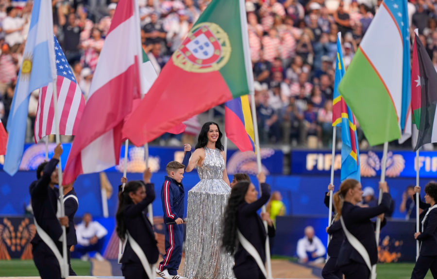 Nữ ca sĩ 196 triệu fan bị ch&ecirc; tơi tả ở World Cup, bảng v&agrave;ng nữ ho&agrave;ng biểu diễn lung lay- Ảnh 9.