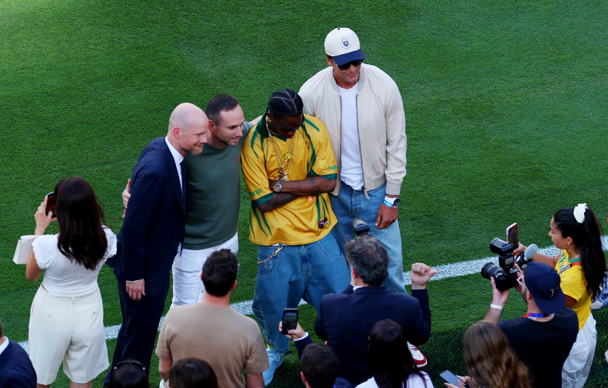 Vũ trụ siêu sao và huyền thoại trứ danh hội tụ cổ vũ Brazil: Ronaldo "Béo" lo sốt vó bên cạnh "thiên thần" Kaka- Ảnh 8. Vũ trụ siêu sao và huyền thoại trứ danh hội tụ cổ vũ Brazil: Ronaldo "Béo" lo sốt vó bên cạnh "thiên thần" Kaka- Ảnh 8.