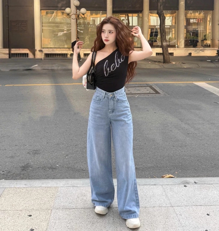 Quần jeans ống rộng vẫn l&agrave; &ldquo;vua&rdquo; của tủ đồ năm 2026: 8 c&ocirc;ng thức phối đồ gi&uacute;p bạn mặc đẹp, che khuyết điểm v&agrave; tr&ocirc;ng sang hơn - Ảnh 11.