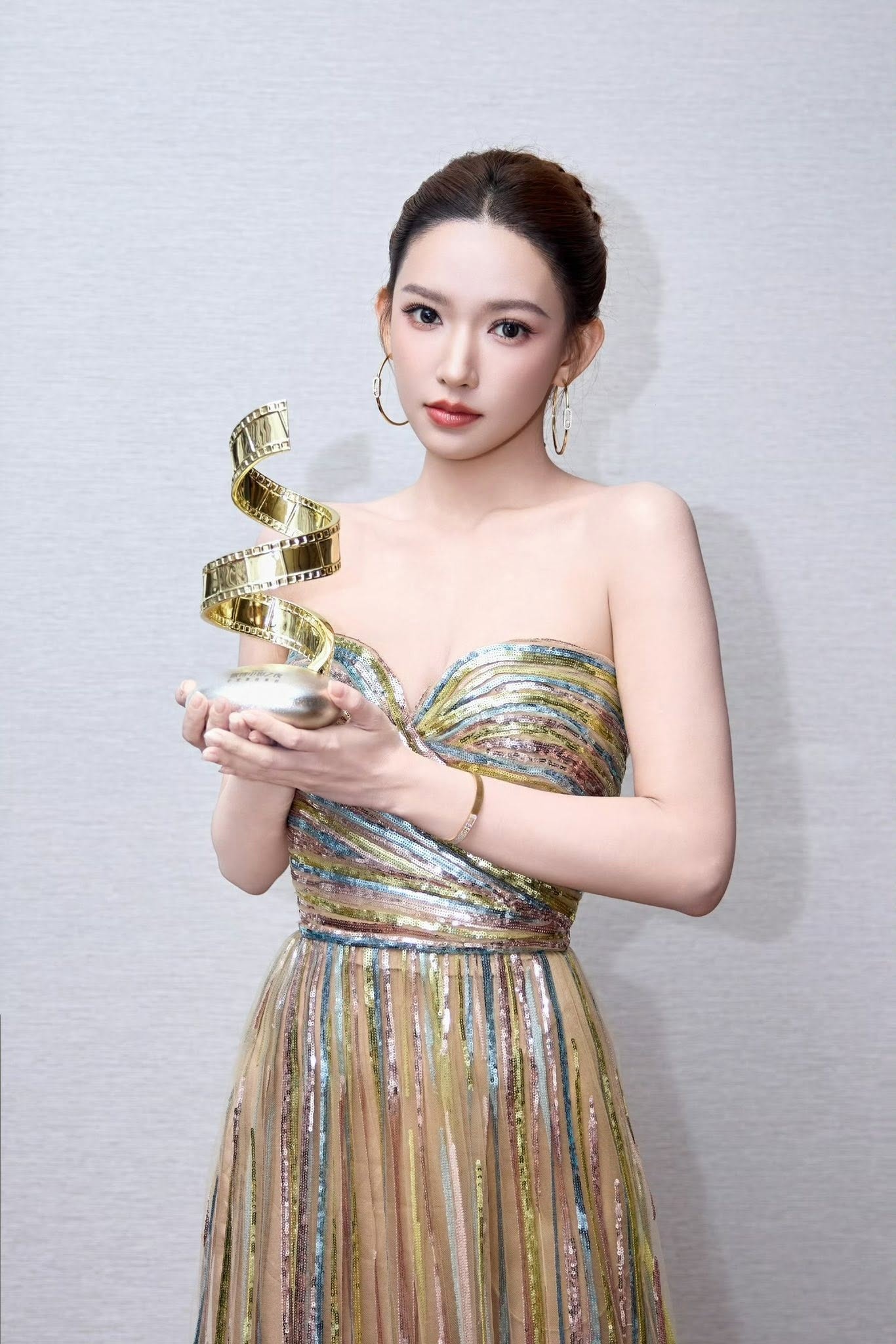 Ngắm mỹ nhân này chớp mắt cái nào là thiệt cái đó: Visual bén ngót body bốc lửa, thêm vương miện là thành công chúa- Ảnh 5. Ngắm mỹ nhân này chớp mắt cái nào là thiệt cái đó: Visual bén ngót body bốc lửa, thêm vương miện là thành công chúa- Ảnh 5.