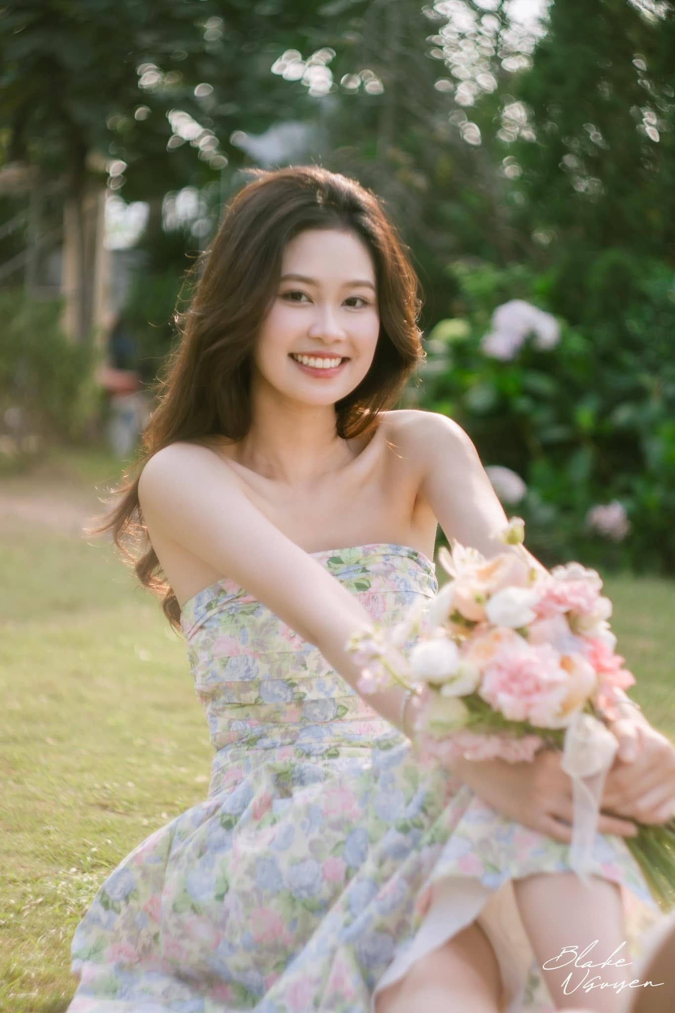 Vẻ đẹp nũng nịu của gái xinh Nóng Cùng World Cup: Là top 10 Miss World Vietnam, tốt nghiệp bằng Giỏi Đại học Ngoại thương - Ảnh 10.