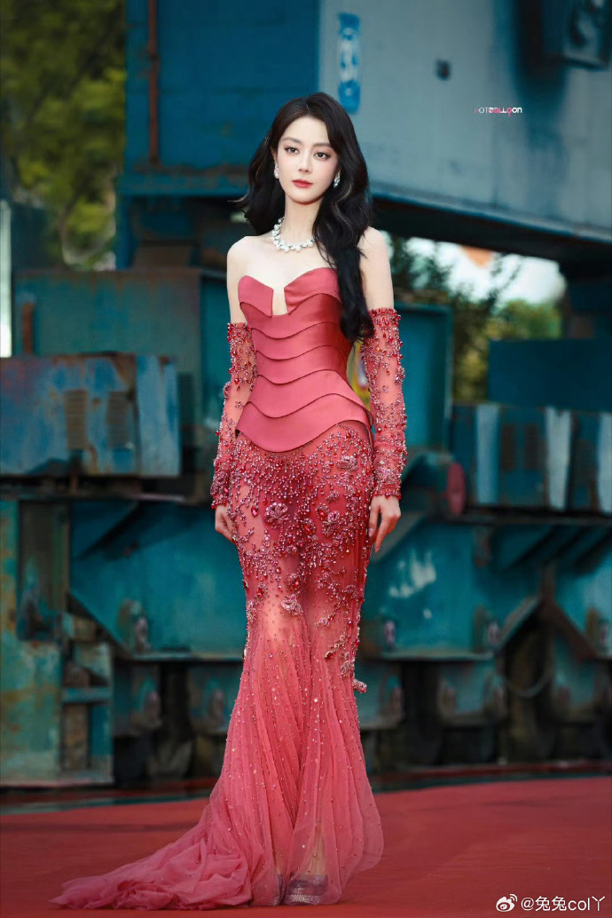 "Nghẹt thở" v&igrave; Địch Lệ Nhiệt Ba: Khoe d&aacute;ng đồng hồ c&aacute;t "bức người", đến b&oacute;ng lưng cũng to&aacute;t ra h&agrave;o quang g&acirc;y sốc tr&ecirc;n thảm đỏ sự kiện- Ảnh 1.