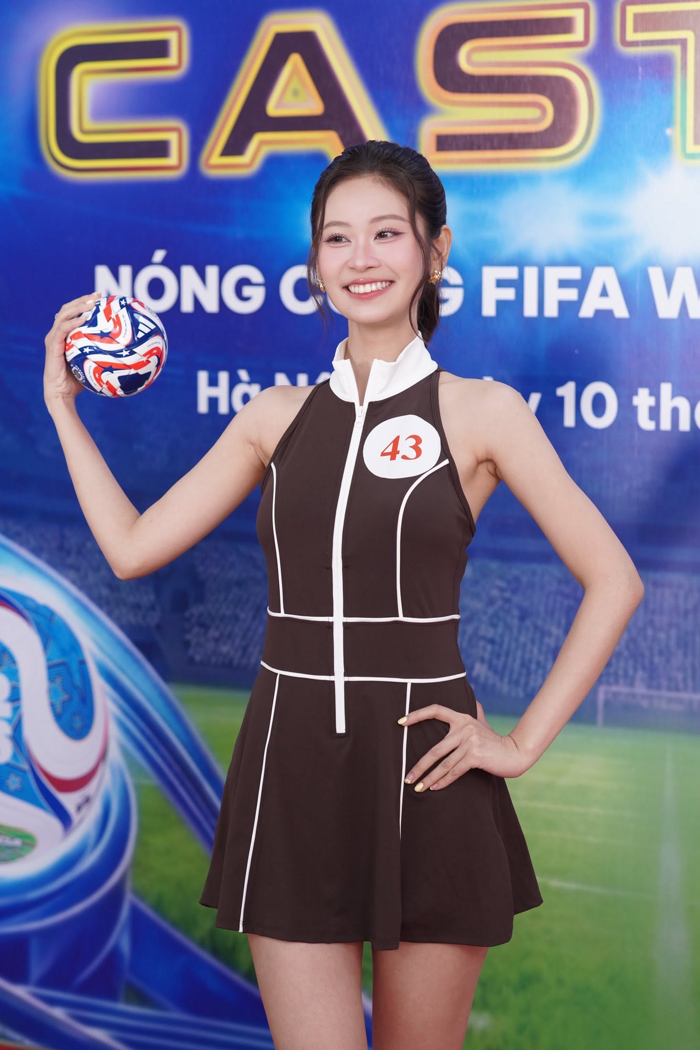 Vẻ đẹp nũng nịu của gái xinh Nóng Cùng World Cup: Là top 10 Miss World Vietnam, tốt nghiệp bằng Giỏi Đại học Ngoại thương - Ảnh 5.