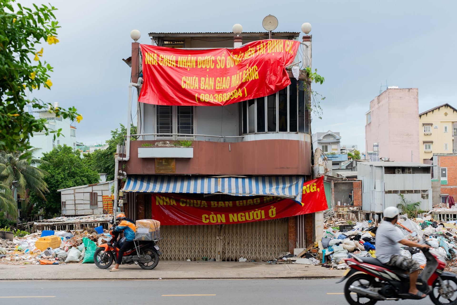 Cận cảnh h&agrave;ng ngh&igrave;n căn nh&agrave; ven k&ecirc;nh bị ph&aacute; dỡ trong đại dự &aacute;n hơn 17.000 tỷ đồng, &ldquo;hồi sinh&rdquo; rạch &ocirc; nhiễm nhất TP.HCM- Ảnh 7.