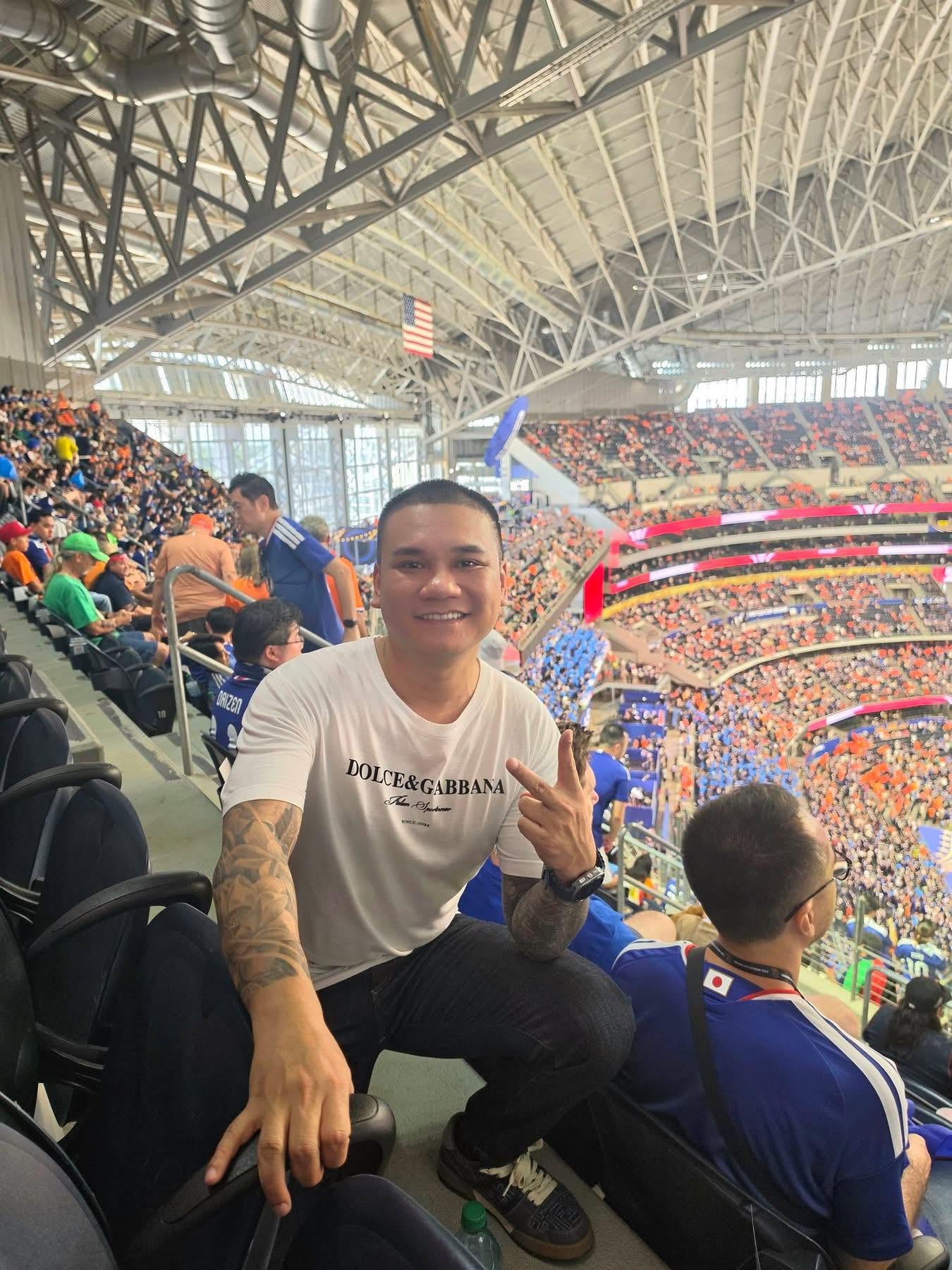 Nam ca sĩ Việt bay tận sang Mỹ để xem trực tiếp World Cup, netizen t&ograve; m&ograve; số tiền bỏ ra- Ảnh 1.