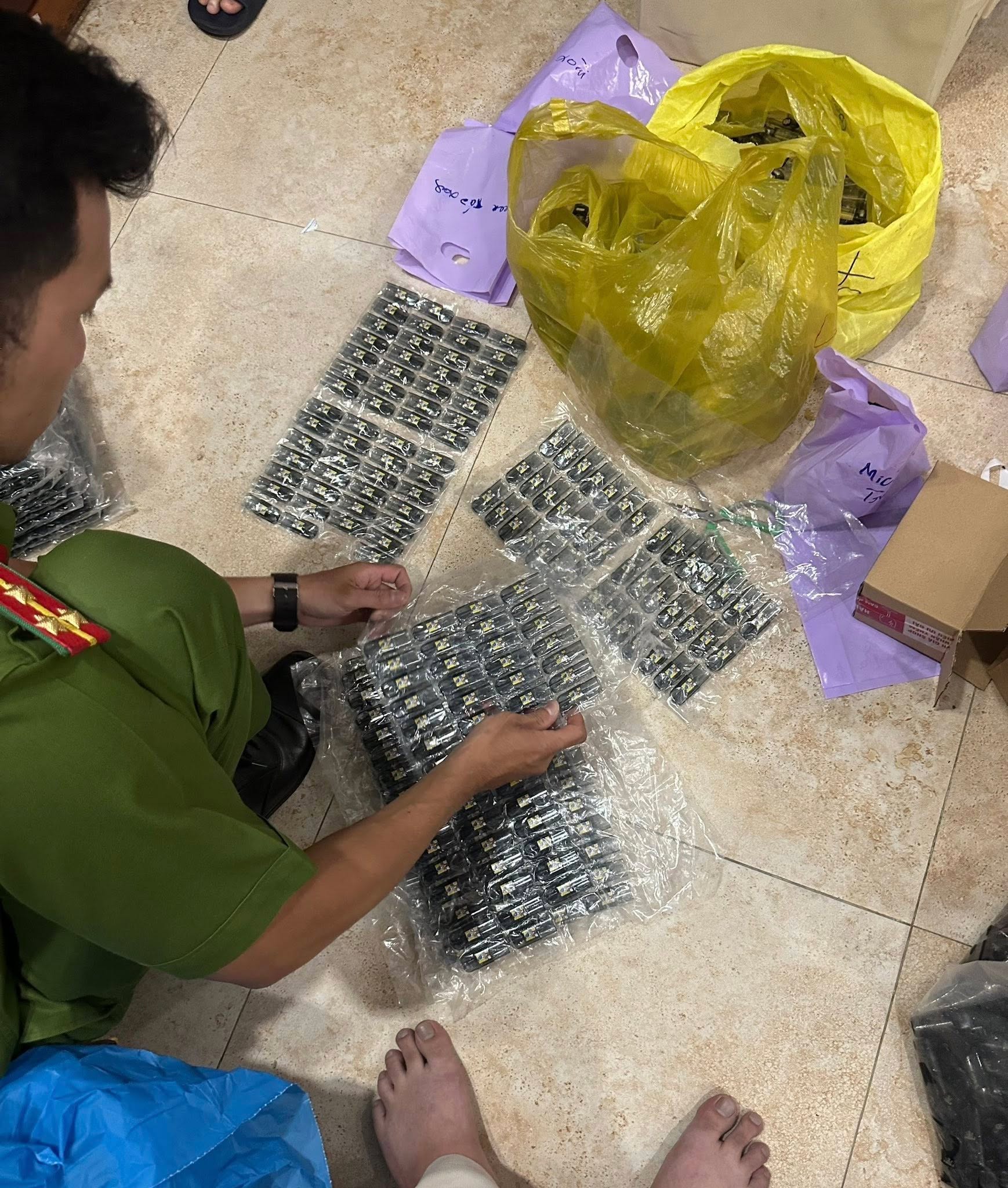 Phá đường dây bán thuốc lá điện tử chứa chất ma túy gây ảo giác mạnh: Bí ẩn người phụ nữ tên "Susu"- Ảnh 1. Phá đường dây bán thuốc lá điện tử chứa chất ma túy gây ảo giác mạnh: Bí ẩn người phụ nữ tên "Susu"- Ảnh 1.
