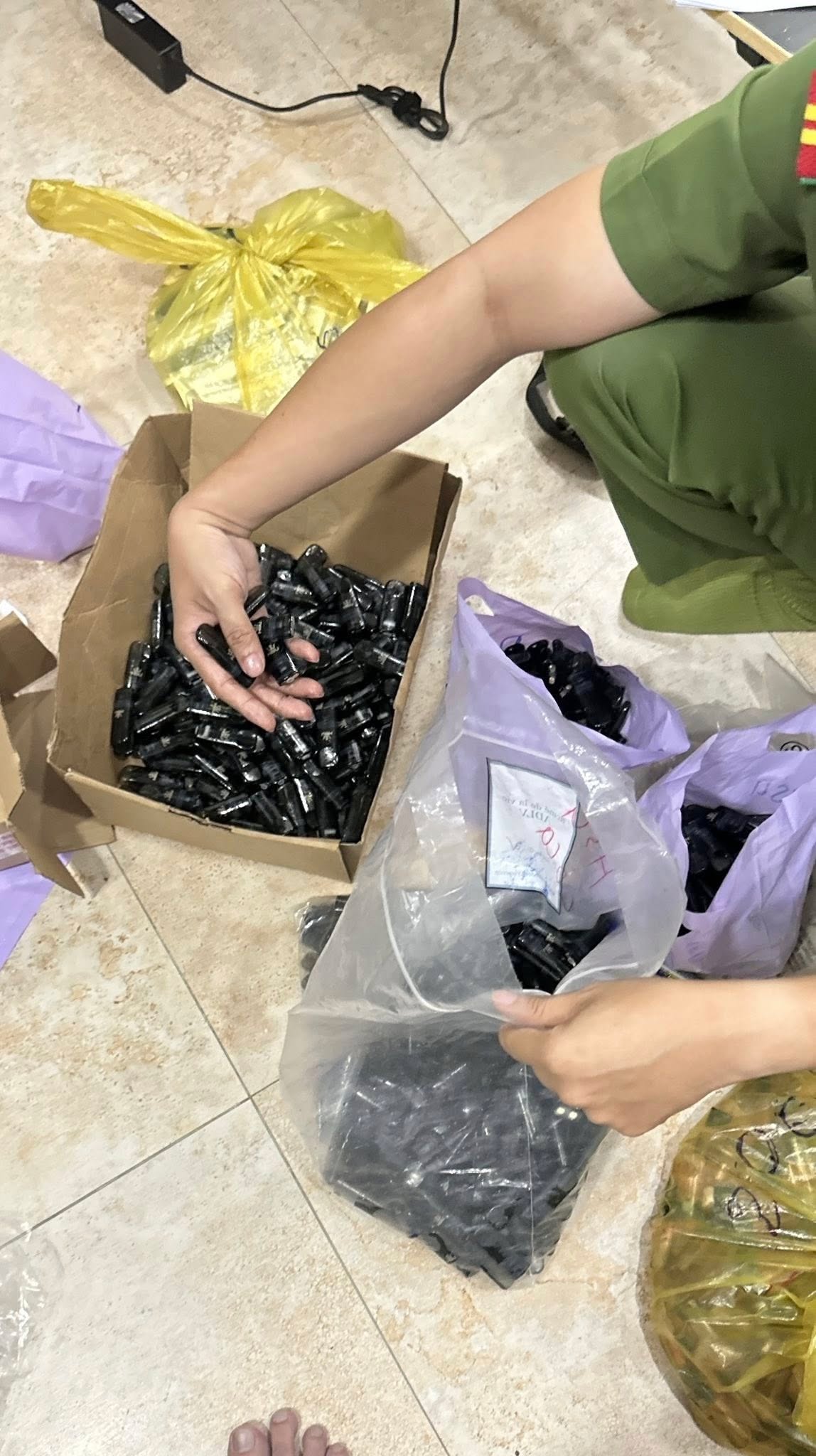 Phá đường dây bán thuốc lá điện tử chứa chất ma túy gây ảo giác mạnh: Bí ẩn người phụ nữ tên "Susu"- Ảnh 2. Phá đường dây bán thuốc lá điện tử chứa chất ma túy gây ảo giác mạnh: Bí ẩn người phụ nữ tên "Susu"- Ảnh 2.