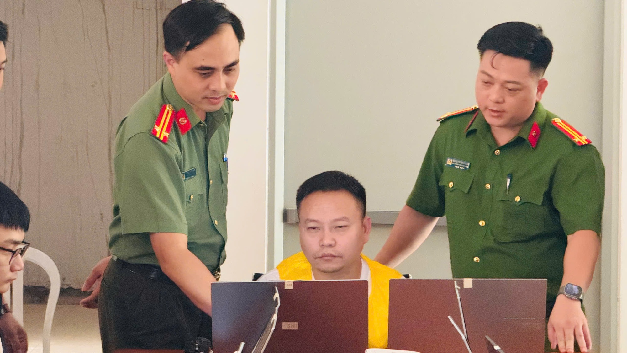 H&igrave;nh ảnh b&ecirc;n trong kh&aacute;ch sạn nơi nh&oacute;m người nước ngo&agrave;i tổ chức lừa đảo- Ảnh 2.