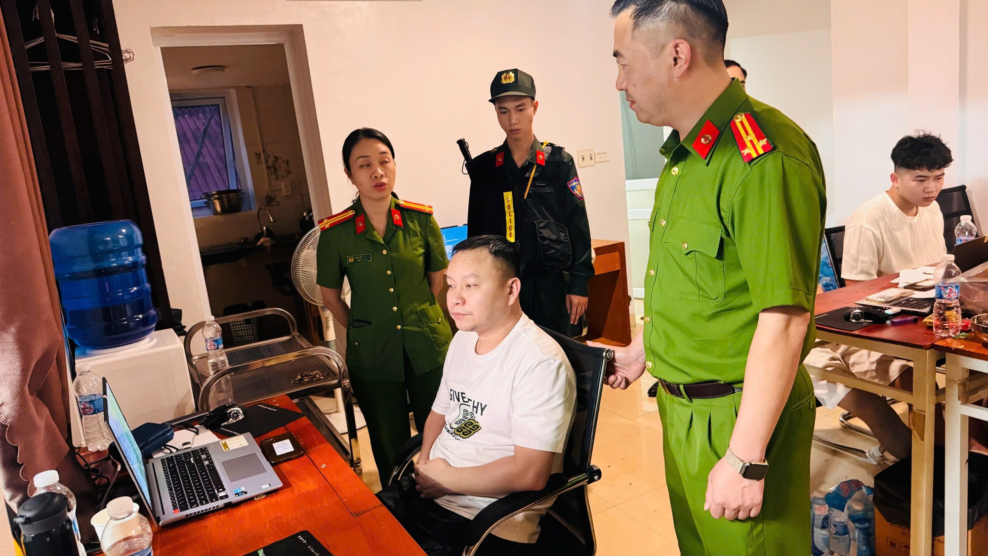 H&igrave;nh ảnh b&ecirc;n trong kh&aacute;ch sạn nơi nh&oacute;m người nước ngo&agrave;i tổ chức lừa đảo- Ảnh 1.