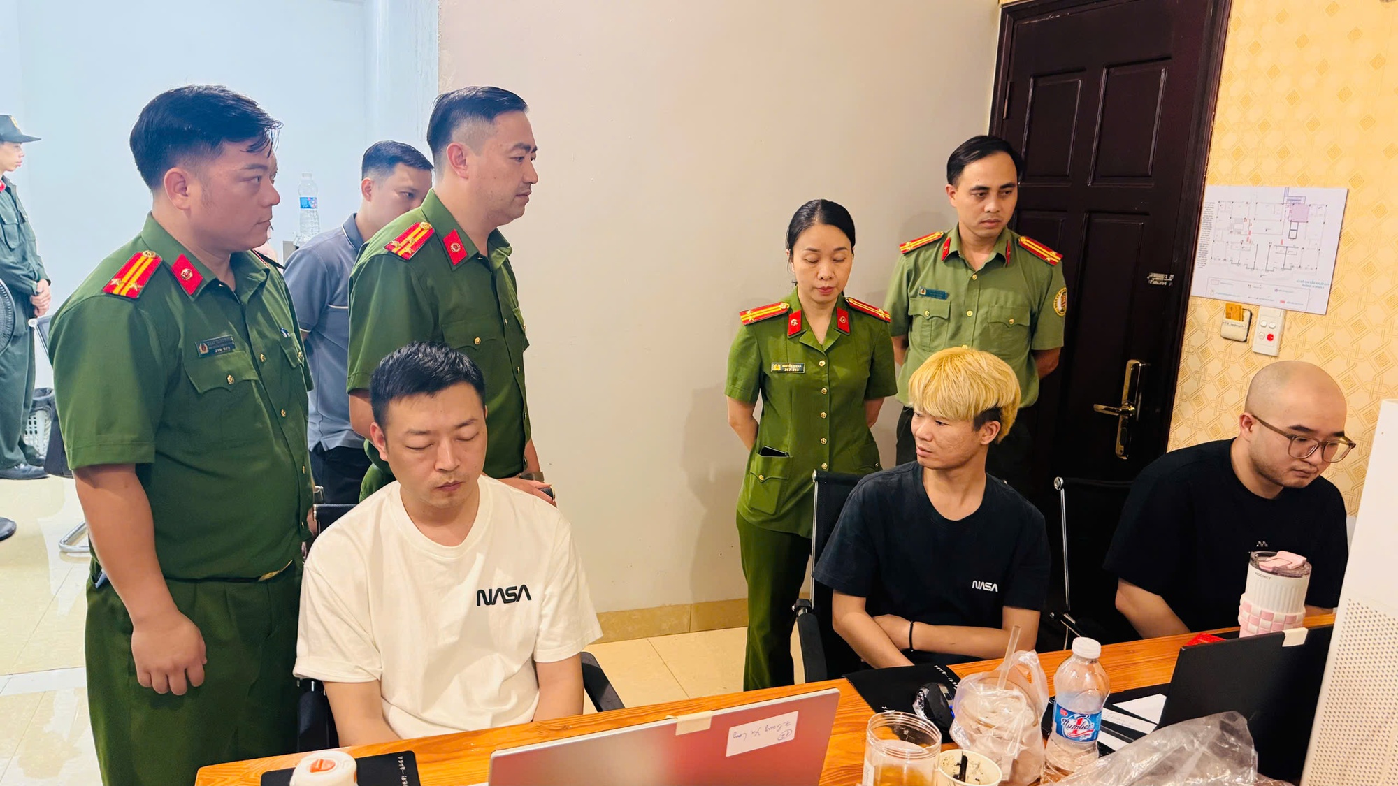 H&igrave;nh ảnh b&ecirc;n trong kh&aacute;ch sạn nơi nh&oacute;m người nước ngo&agrave;i tổ chức lừa đảo- Ảnh 3.