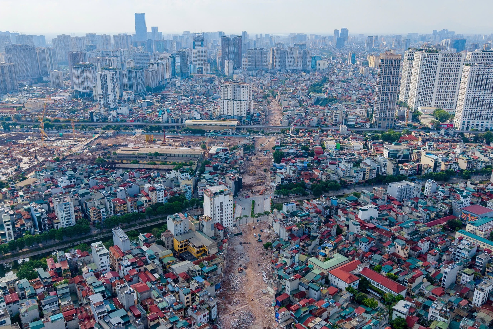 Hà Nội: Đang cắt dỡ một phần tòa nhà 13 tầng để thực hiện đường Vành đai 2,5- Ảnh 1. Hà Nội: Đang cắt dỡ một phần tòa nhà 13 tầng để thực hiện đường Vành đai 2,5- Ảnh 1.