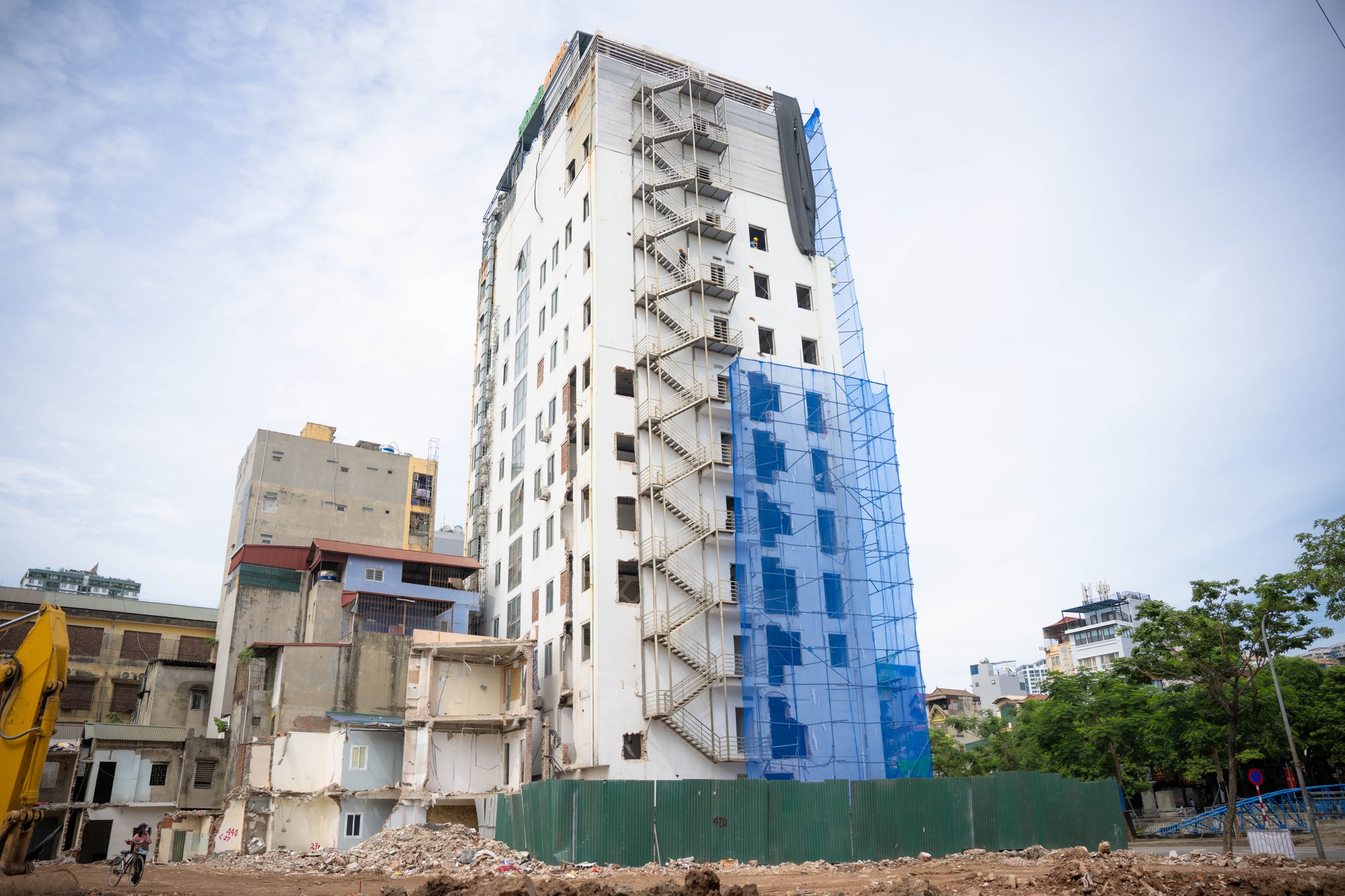 Hà Nội: Đang cắt dỡ một phần tòa nhà 13 tầng để thực hiện đường Vành đai 2,5- Ảnh 3. Hà Nội: Đang cắt dỡ một phần tòa nhà 13 tầng để thực hiện đường Vành đai 2,5- Ảnh 3.