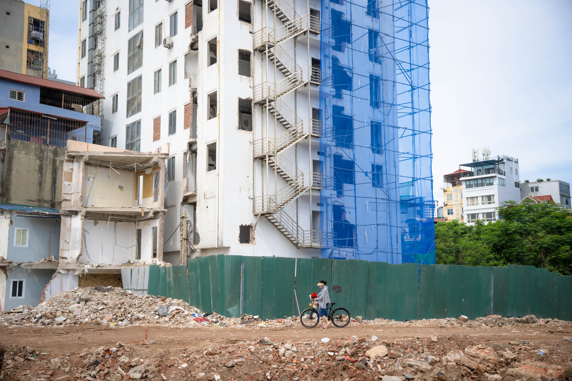 Hà Nội: Đang cắt dỡ một phần tòa nhà 13 tầng để thực hiện đường Vành đai 2,5- Ảnh 10. Hà Nội: Đang cắt dỡ một phần tòa nhà 13 tầng để thực hiện đường Vành đai 2,5- Ảnh 10.