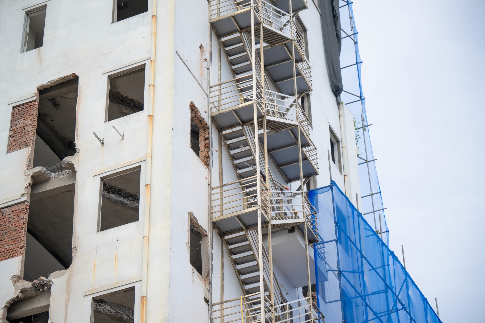 Hà Nội: Đang cắt dỡ một phần tòa nhà 13 tầng để thực hiện đường Vành đai 2,5- Ảnh 5. Hà Nội: Đang cắt dỡ một phần tòa nhà 13 tầng để thực hiện đường Vành đai 2,5- Ảnh 5.