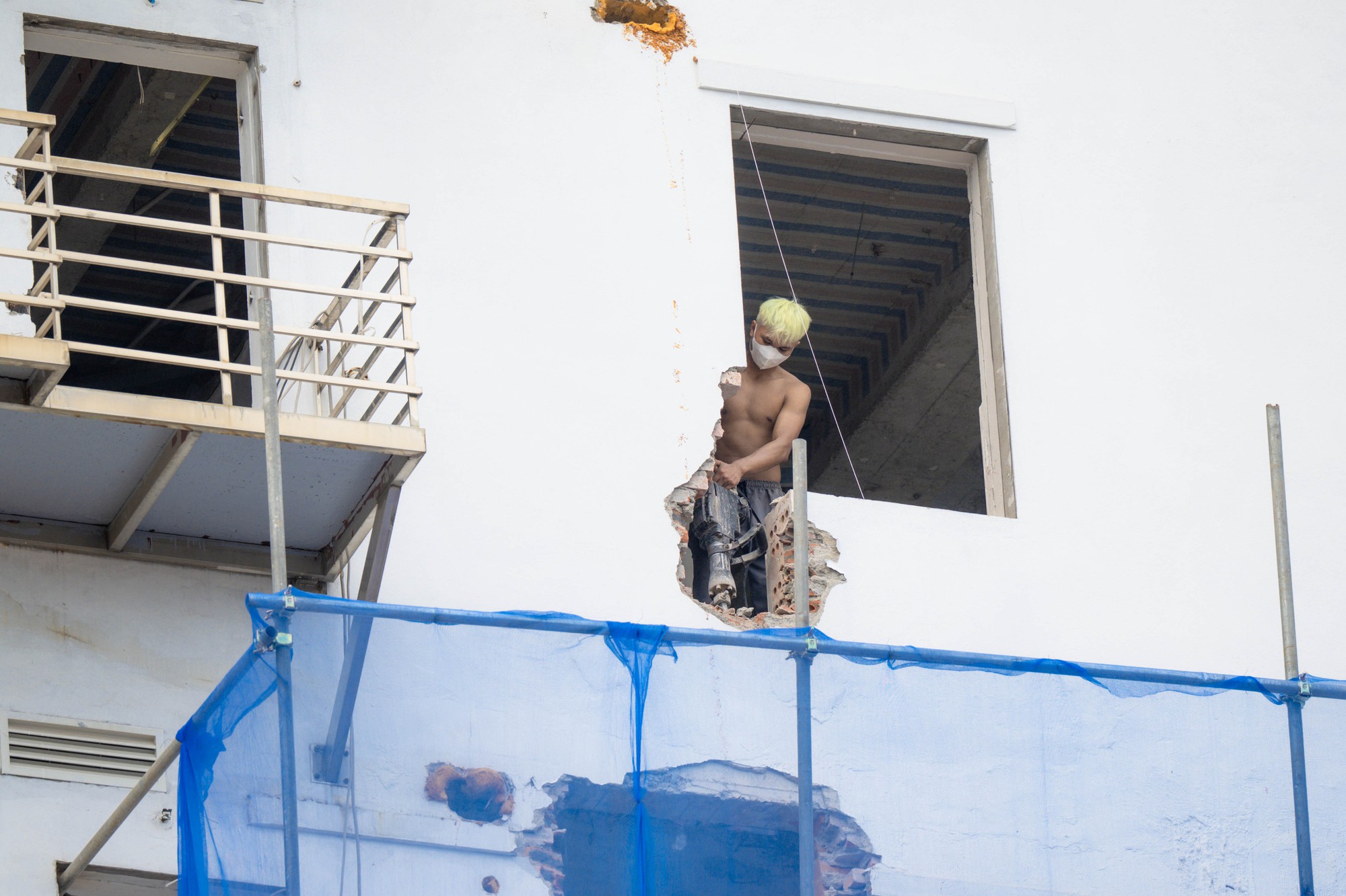 Hà Nội: Đang cắt dỡ một phần tòa nhà 13 tầng để thực hiện đường Vành đai 2,5- Ảnh 8. Hà Nội: Đang cắt dỡ một phần tòa nhà 13 tầng để thực hiện đường Vành đai 2,5- Ảnh 8.