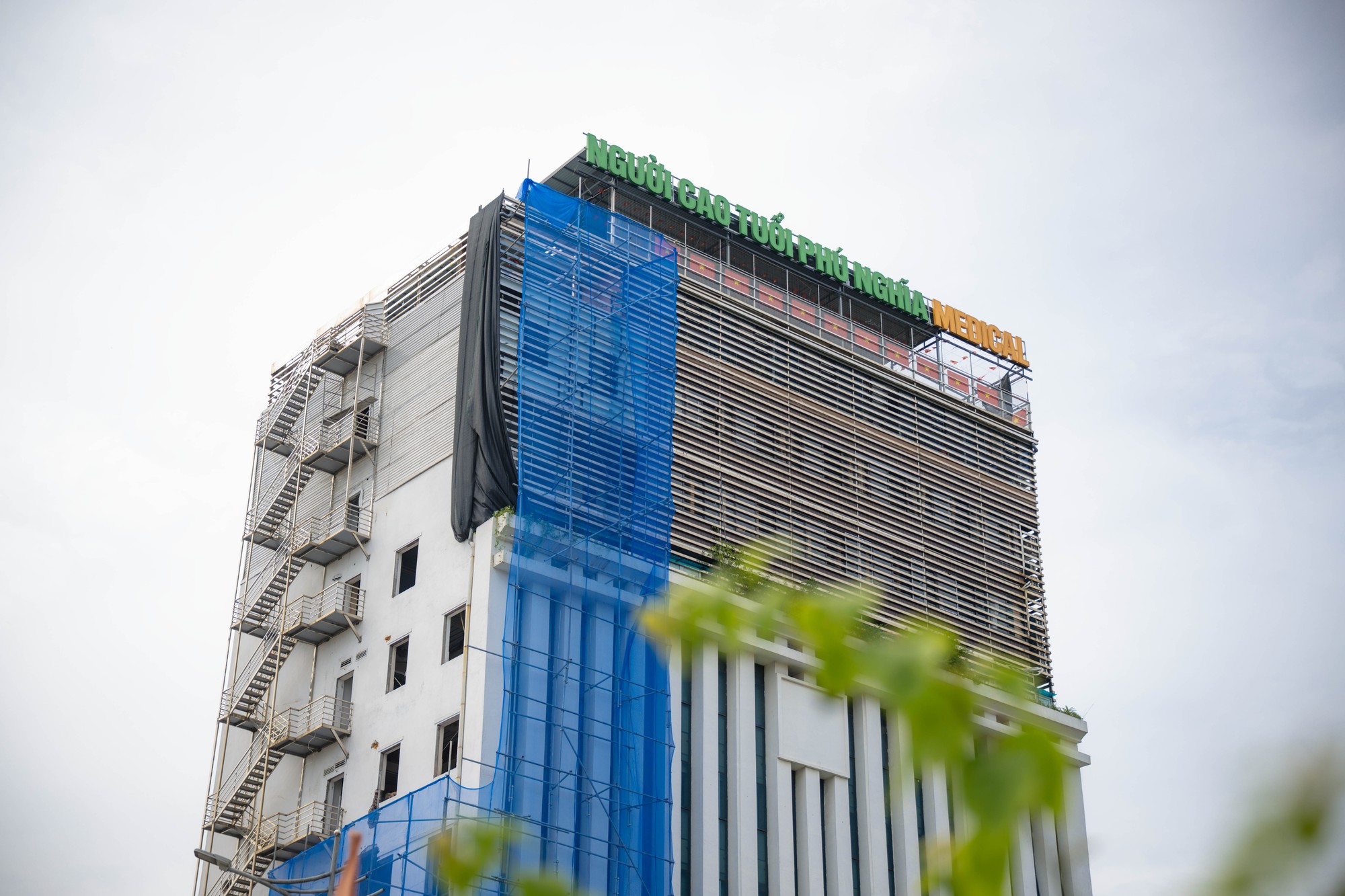 Hà Nội: Đang cắt dỡ một phần tòa nhà 13 tầng để thực hiện đường Vành đai 2,5- Ảnh 9. Hà Nội: Đang cắt dỡ một phần tòa nhà 13 tầng để thực hiện đường Vành đai 2,5- Ảnh 9.