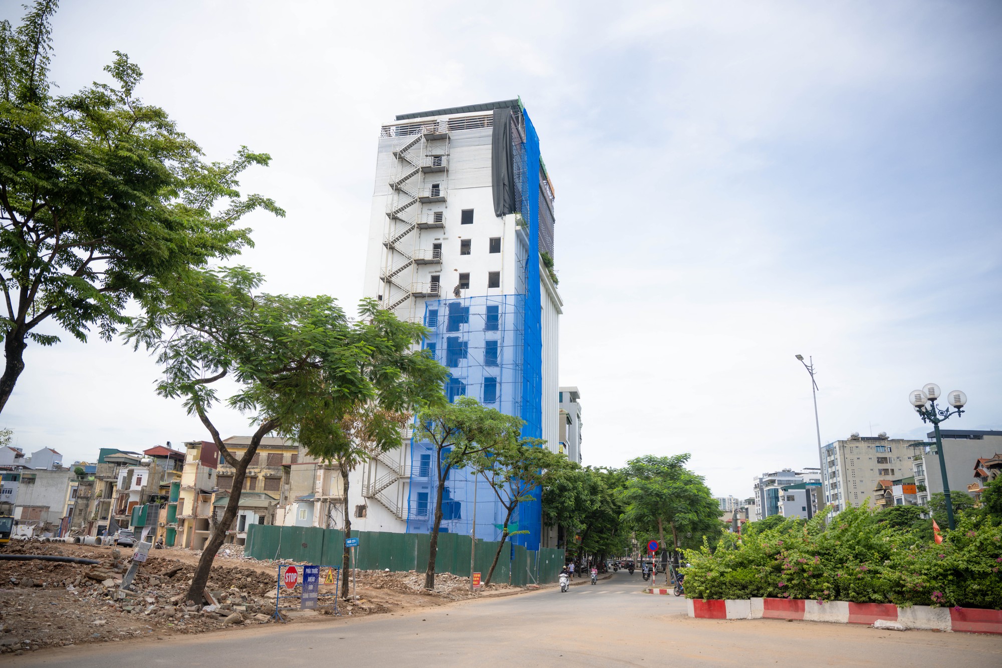 Hà Nội: Đang cắt dỡ một phần tòa nhà 13 tầng để thực hiện đường Vành đai 2,5- Ảnh 2. Hà Nội: Đang cắt dỡ một phần tòa nhà 13 tầng để thực hiện đường Vành đai 2,5- Ảnh 2.