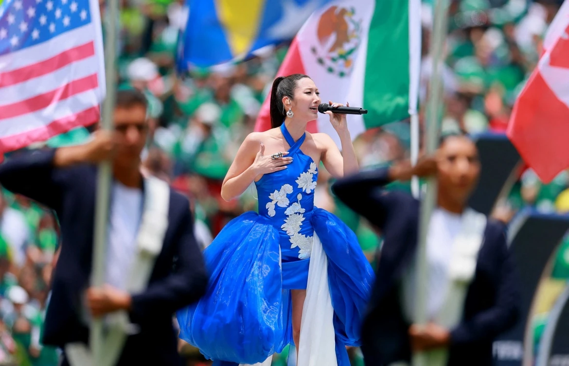 Lisa diễn World Cup ồn ào tranh cãi nhưng giọng ca này lại được khen hết lời!- Ảnh 2. Lisa diễn World Cup ồn ào tranh cãi nhưng giọng ca này lại được khen hết lời!- Ảnh 2.