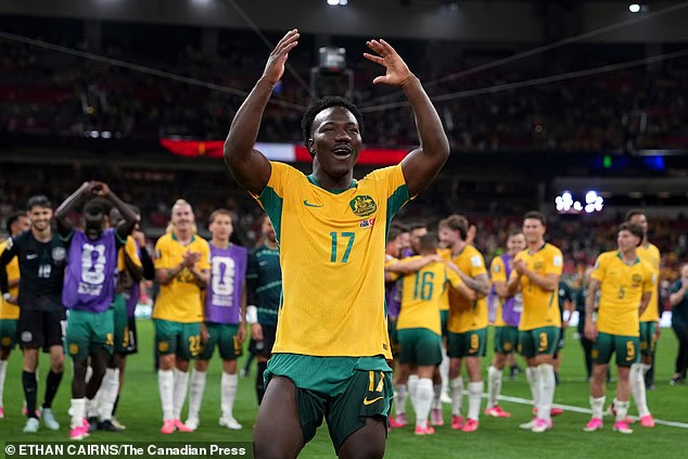 C&acirc;u chuyện phi thường của người h&ugrave;ng World Cup 2026 sinh ra từ trại tị nạn, trong gia đ&igrave;nh ngh&egrave;o khổ với 8 người con- Ảnh 1.